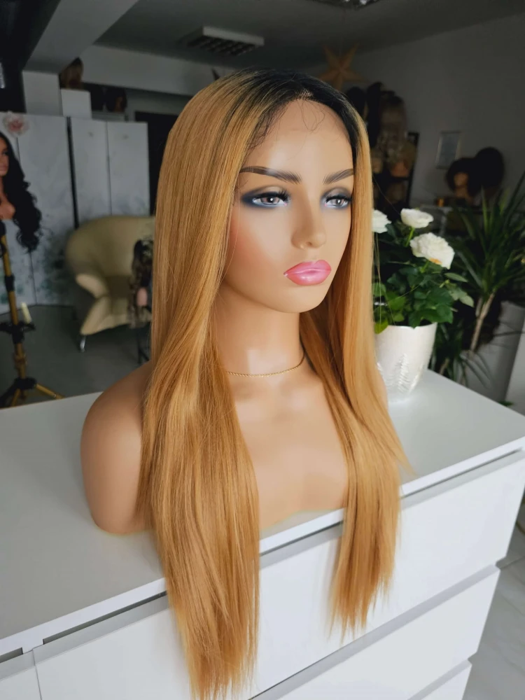 długa prosta peruka w kolorze karmelowego blondu jasnego karmelowego brązu na siatce lacefront kim