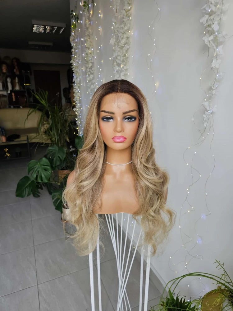 blond peruka lekkie fale naturalny efekt