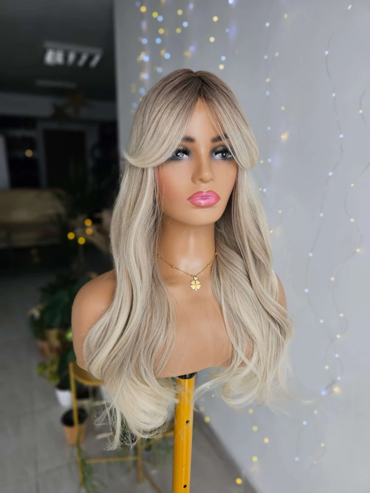 Bella blond peruka z włosów syntetycznych, sombre chłodny blond z grzywką