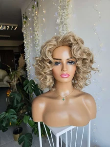 Peruka Gaja loki, beżowo-gołębi blond 