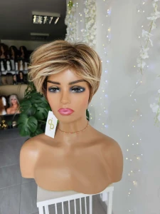 Krótka peruka jasny brąz z blond refleksami 3D KBS-20