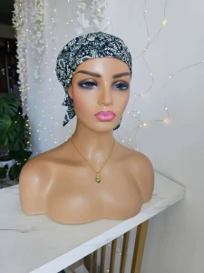 Turban bawełniany Ania 06 – zielono-śmietankowy print, granatowe tło