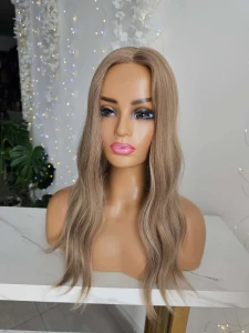 Laura topper popielaty blond z refleksami fale 