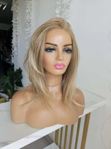 Peruka premium Lina zmiana przedzialka ciemny blond 