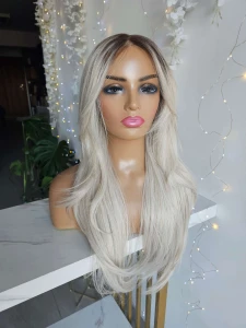 Peruka Kim premium zmiana przedziałka blond platin z odrostem 